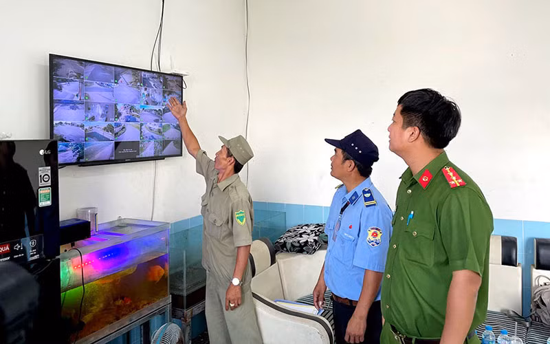 Khu công nghiệp Thuận Đạo, thị trấn Bến Lức, tỉnh Long An lắp đặt hệ thống camera giám sát an ninh kết nối về chốt dân phòng phục vụ công tác bảo đảm an ninh, trật tự. (Ảnh LÊ ĐỨC) Khu công nghiệp Thuận Đạo, thị trấn Bến Lức, tỉnh Long An lắp đặt hệ thống camera giám sát an ninh kết nối về chốt dân phòng phục vụ công tác bảo đảm an ninh, trật tự. (Ảnh LÊ ĐỨC)