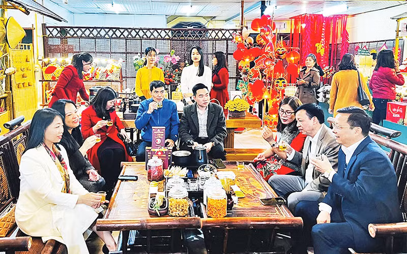 Các đại biểu cùng thưởng trà. (Ảnh Hoàng Cường)