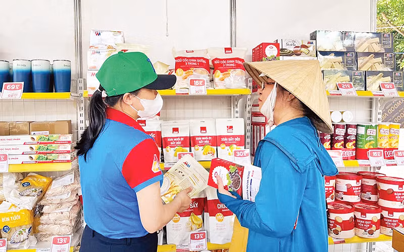 Mua sắm thực phẩm khuyến mãi tại Công viên Khánh Hội, Quận 4. (Ảnh CTV)