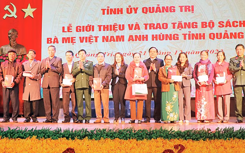 Trao tặng bộ sách “Bà mẹ Việt Nam Anh hùng tỉnh Quảng Trị” cho đại diện thân nhân Bà mẹ Việt Nam Anh hùng tỉnh Quảng Trị.