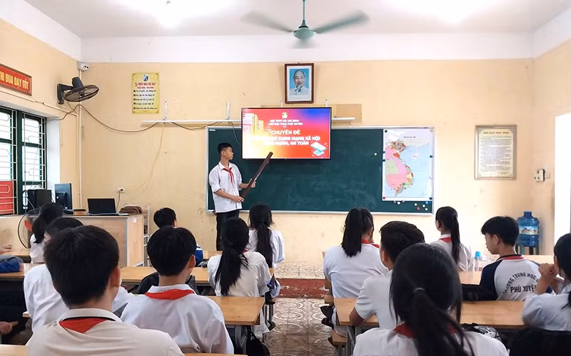 Học sinh Trường THCS Phú Xuyên (Hà Nội) sinh hoạt đội với Chuyên đề “Kỹ năng sử dụng mạng xã hội lành mạnh, an toàn”.
