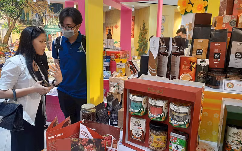 Doanh nghiệp lương thực, thực phẩm trưng bày, giới thiệu sản phẩm tại showroom Trung tâm Xúc tiến thương mại và Đầu tư Thành phố Hồ Chí Minh.