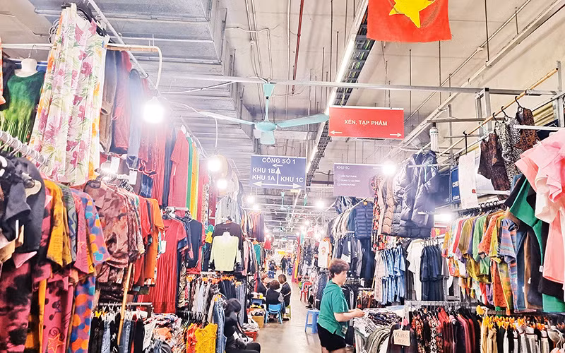 Chợ truyền thống vắng khách.