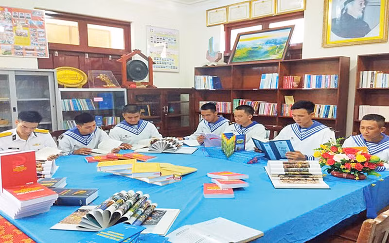 Cán bộ, chiến sĩ đảo Đá Đông thi trưng bày mô hình sách pháp luật. (Ảnh HQ) Cán bộ, chiến sĩ đảo Đá Đông thi trưng bày mô hình sách pháp luật. (Ảnh HQ)
