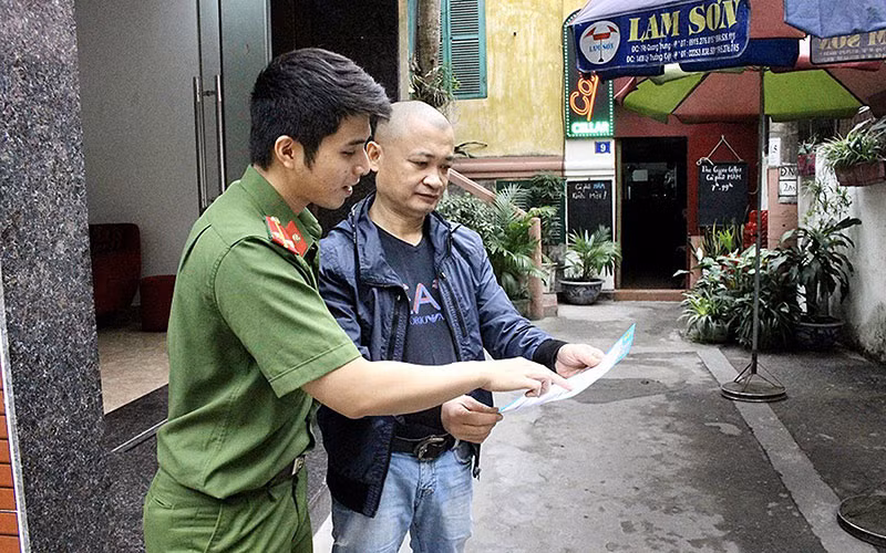 Công an phường Máy Tơ, quận Ngô Quyền, thành phố Hải Phòng tuyên truyền tới người dân về các thủ đoạn lừa đảo của tội phạm sử dụng công nghệ cao. (Ảnh TÚ QUYÊN)
