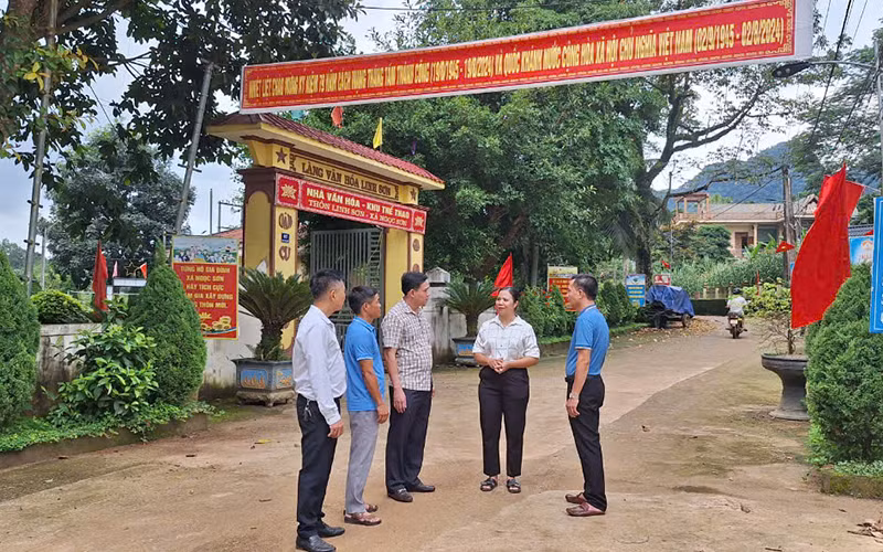 Cán bộ và người dân thôn Linh Sơn, xã Ngọc Sơn, huyện Ngọc Lặc (Thanh Hóa) trao đổi kinh nghiệm thực hiện phong trào thi đua “Dân vận khéo”.