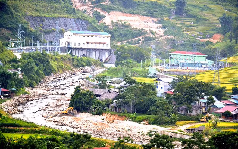 Sáu nhà máy thủy điện bao quanh xã Bản Hồ, thị xã Sa Pa (Lào Cai) vi phạm về đất đai, dòng chảy, xả lũ, môi trường... làm cạn kiệt suối Mường Hoa, “bức tử” làng du lịch sinh thái của đồng bào Tày nơi đây, gây bức xúc đối với người dân địa phương.