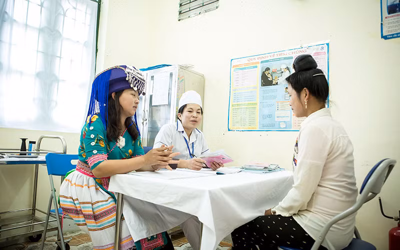 Cô đỡ thôn, bản Thào Thị Dễ (ngoài cùng bên trái) ở bản Tiên Lô, xã Na Son, huyện Điện Biên Đông tư vấn cho phụ nữ mang thai.