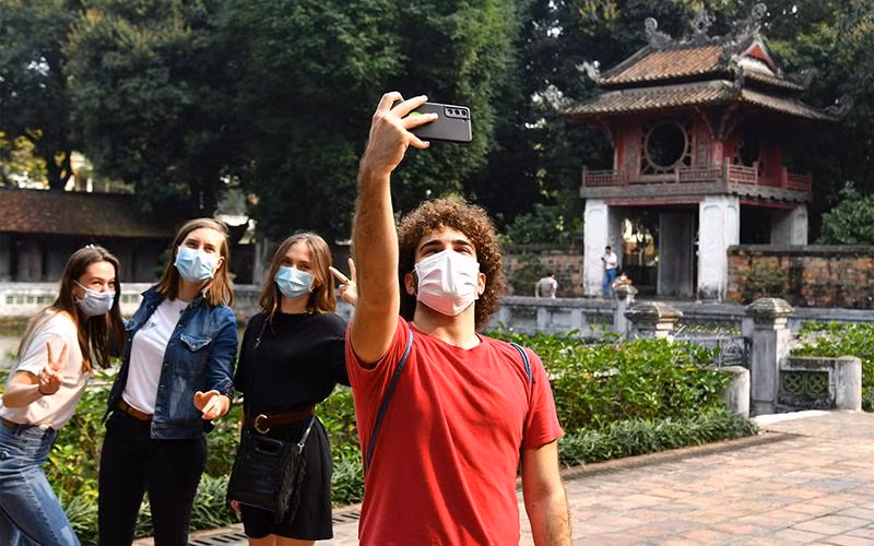 Bộ Y tế khuyến khích người dân và du khách đeo khẩu trang khi đến nơi công cộng và các điểm du lịch. (Ảnh: ĐĂNG KHOA)