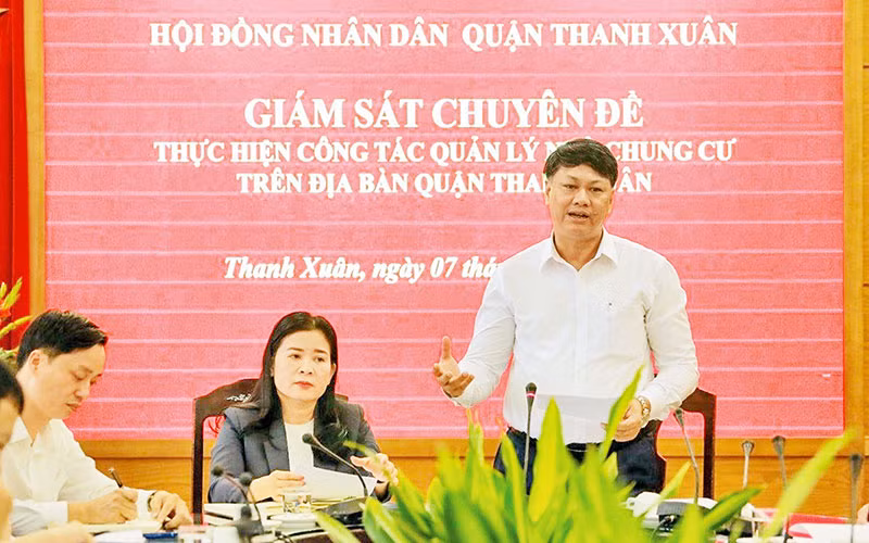 Chủ tịch HĐND quận Thanh Xuân Nguyễn Minh Tiến phát biểu kết luận về thực hiện công tác quản lý nhà chung cư trên địa bàn quận. (Ảnh VIỆT TUẤN)