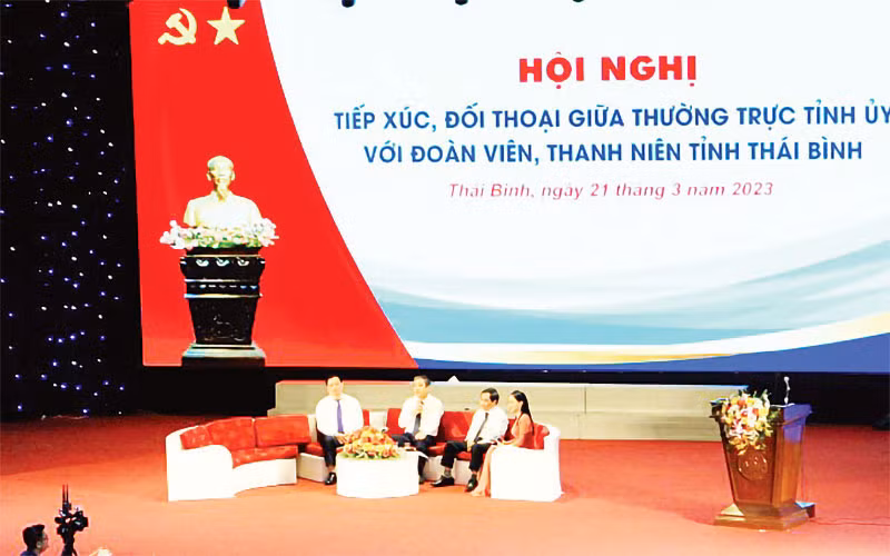 Quang cảnh buổi tiếp xúc, đối thoại giữa Thường trực Tỉnh ủy Thái Bình với đoàn viên, thanh niên. (Ảnh MAI TÚ)