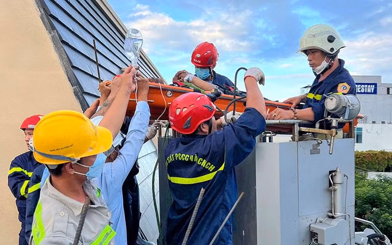 Lực lượng chức năng đưa nạn nhân ra khỏi hiện trường vụ tai nạn tại công trình nhà C1-C2 ở phía đông đường Trần Đăng Ninh, quận Hải Châu, TP Đà Nẵng. (Ảnh NGUYÊN VŨ)
