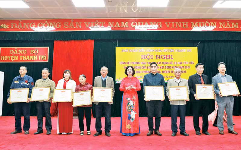 Ban Đoàn kết Công giáo huyện Thanh Trì trao bằng khen cho các tập thể, cá nhân có thành tích xuất sắc trong xây dựng xứ, họ đạo tiên tiến năm 2024. (Ảnh THANH HỒNG)