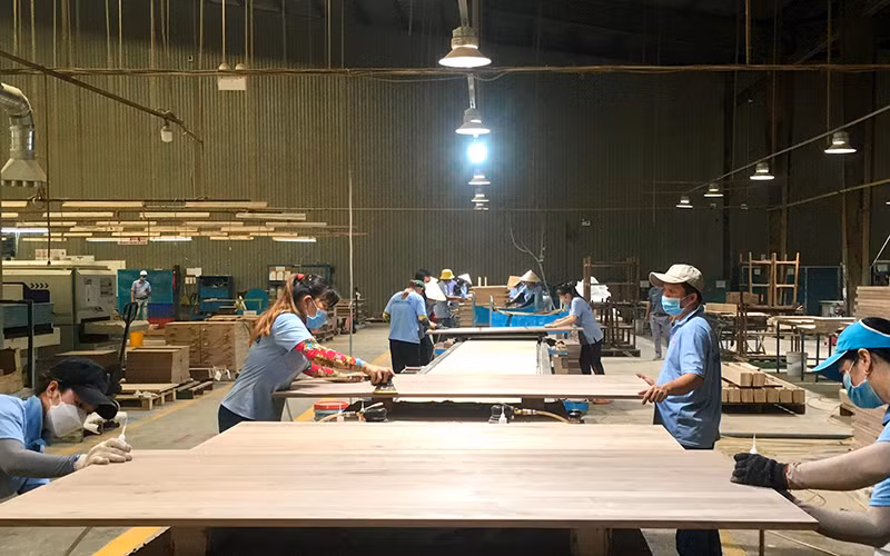 Chế biến gỗ xuất khẩu tại Công ty cổ phần gỗ Minh Dương (Bình Dương). (Ảnh Vũ Hoàng) 