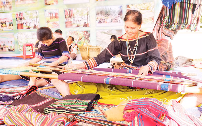 Dệt thổ cẩm của người Mơ Nông ở xã Thọ Sơn, huyện Bù Đăng.