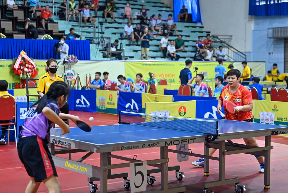 Trận đấu tại giai đoạn hai nội dung đồng đội nữ giữa Thành phố Hồ Chí Minh 1 và Đồng Nai 1. (Ảnh THU HÀ) Trận đấu tại giai đoạn hai nội dung đồng đội nữ giữa Thành phố Hồ Chí Minh 1 và Đồng Nai 1. (Ảnh THU HÀ)