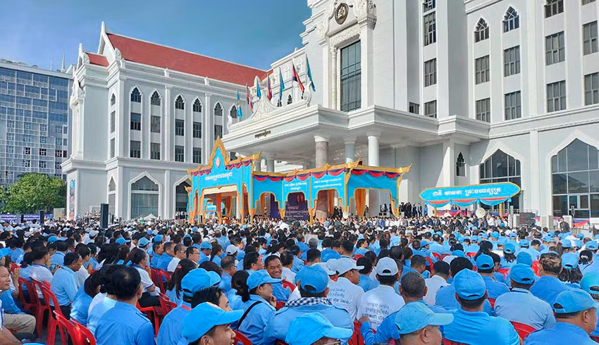 Lễ kỷ niệm 73 năm Ngày thành lập Đảng Nhân dân Campuchia diễn ra tại Cung 7/1 ở Thủ đô Phnom Penh. (Ảnh: Sơn Xinh)