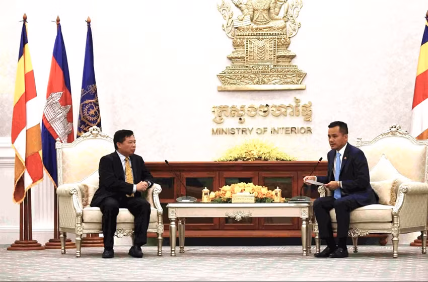 Đại sứ Nguyễn Huy Tăng (trái) chào xã giao Phó Thủ tướng, Bộ trưởng Nội vụ Campuchia Sar Sokha.