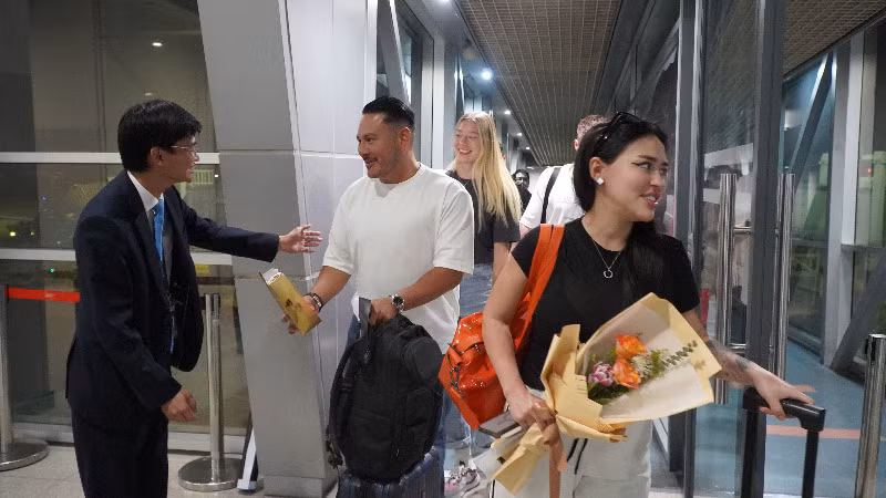 Những hành khách đi trên chuyến bay thẳng đầu tiên chặng Hà Nội-Phnom Penh của Vietnam Airline, mới khai trương cuối tháng 10/2024. (Ảnh: Nguyễn Hiệp) Những hành khách đi trên chuyến bay thẳng đầu tiên chặng Hà Nội-Phnom Penh của Vietnam Airline, mới khai trương cuối tháng 10/2024. (Ảnh: Nguyễn Hiệp)
