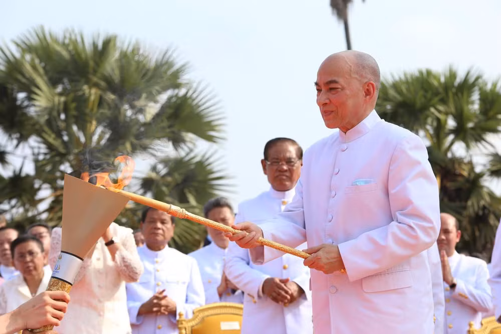 Quốc vương Campuchia Norodom Sihamoni chủ trì nghi lễ xin lửa thiêng. (Ảnh: Fresh News)