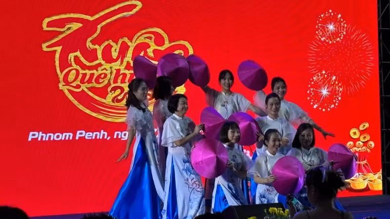 Tiết mục múa Quê hương Việt Nam được nhiệt liệt khen ngợi tại chương trình Xuân Quê hương 2025. (Ảnh: Nguyễn Hiệp) Tiết mục múa Quê hương Việt Nam được nhiệt liệt khen ngợi tại chương trình Xuân Quê hương 2025. (Ảnh: Nguyễn Hiệp)