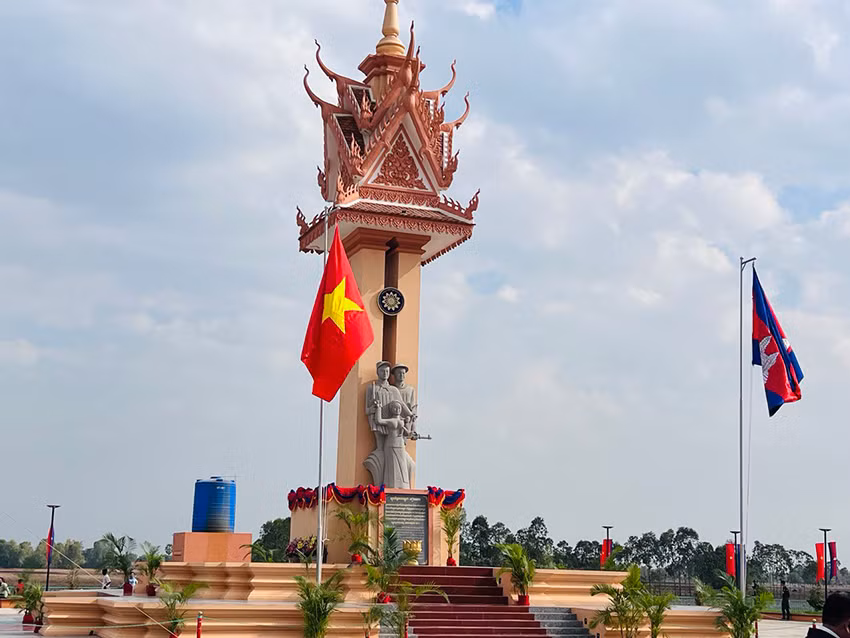 Đài Hữu nghị Việt Nam-Campuchia là công trình mang ý nghĩa lịch sử, văn hóa và giáo dục sâu sắc. Ảnh: NGUYỄN HIỆP