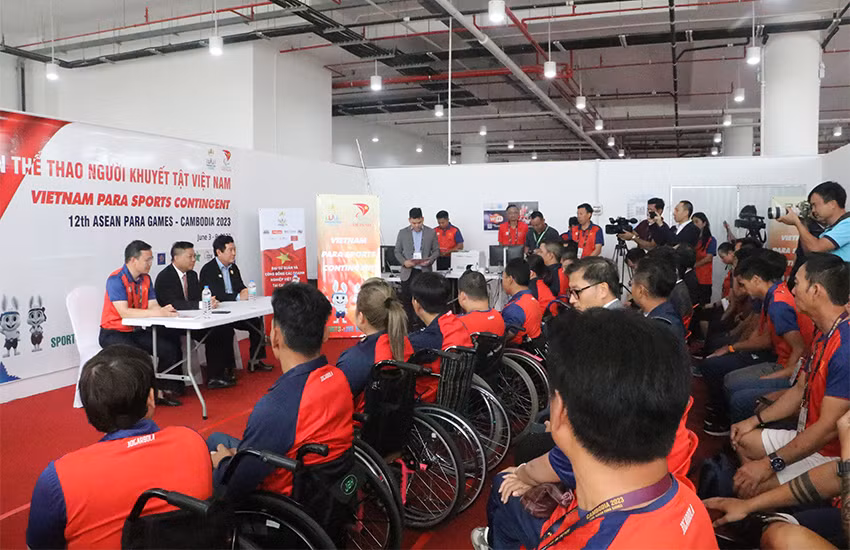 Các vận động viên luôn nhận được sự quan tâm của Đại sứ quán và cộng đồng người Việt tại Campuchia. (Ảnh: NGUYỄN HIỆP)