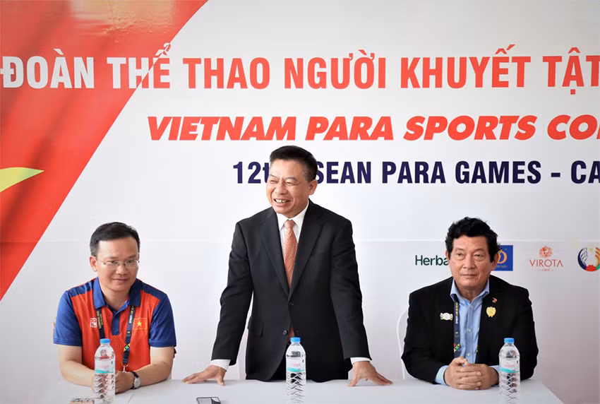 Đại sứ Nguyễn Huy Tăng biểu dương thành tích của Đoàn vận động viên Việt Nam.