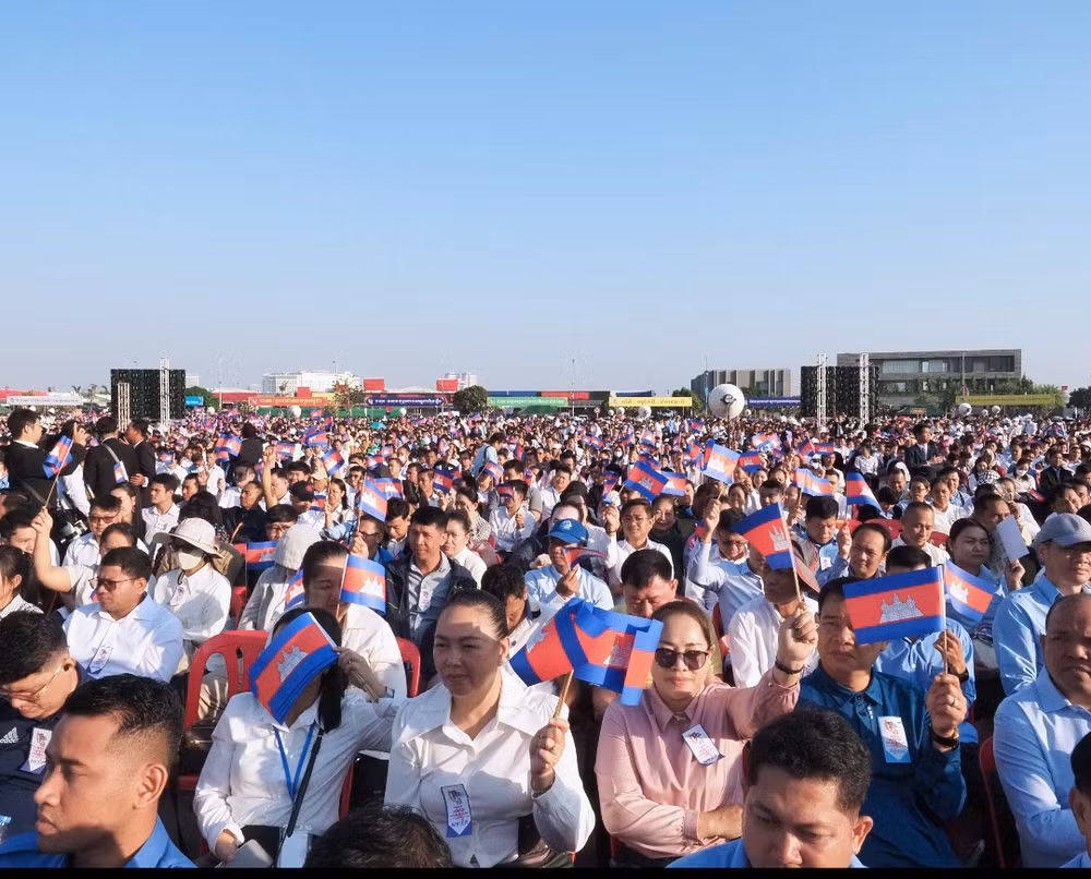 Khoảng 20.000 cán bộ, đảng viên Đảng Nhân dân Campuchia dự lễ kỷ niệm. (Ảnh: NGUYỄN HIỆP) Khoảng 20.000 cán bộ, đảng viên Đảng Nhân dân Campuchia dự lễ kỷ niệm. (Ảnh: NGUYỄN HIỆP)