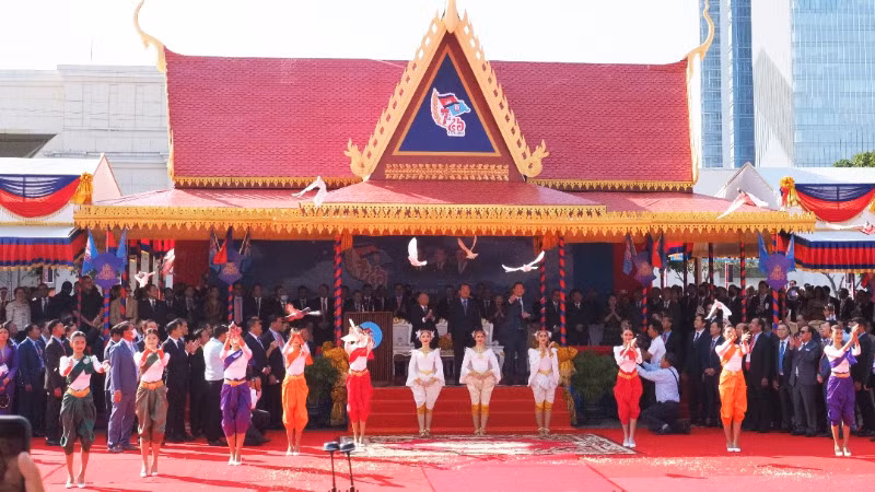 Mít-tinh kỷ niệm 46 năm Chiến thắng 7/1 tổ chức tại Trung tâm Hội nghị và Triển lãm đảo Koh, Phnom Penh. (Ảnh: NGUYỄN HIỆP)