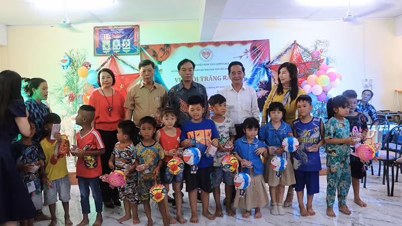Đại sứ quán, Hội Khmer-Việt Nam và Ban giám hiệu Trường Tân Tiến tặng quà cho các em học sinh. (Ảnh: Huy Vũ) Đại sứ quán, Hội Khmer-Việt Nam và Ban giám hiệu Trường Tân Tiến tặng quà cho các em học sinh. (Ảnh: Huy Vũ)