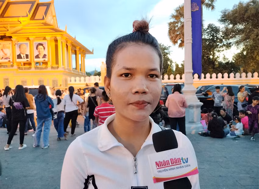 Chi Chan Ruone và gia đình dự lễ hội trong không khí vui vẻ. (Ảnh: Sơn Xinh) Chi Chan Ruone và gia đình dự lễ hội trong không khí vui vẻ. (Ảnh: Sơn Xinh)