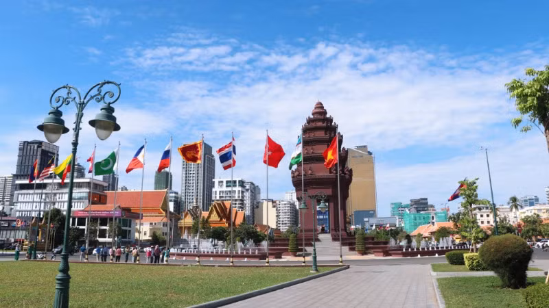 Quốc kỳ Việt Nam và các nước có đại diện tham dự những hội nghị quốc tế do Campuchia tổ chức trong những ngày sắp tới. (Ảnh: Nguyễn Hiệp)