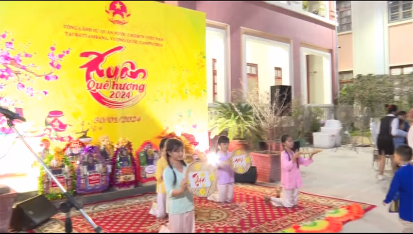 Chương trình Xuân Quê hương Giáp Thìn 2024 tại Tổng Lãnh sự quán Việt Nam tỉnh Battambang. (Ảnh: Sơn Xinh) Chương trình Xuân Quê hương Giáp Thìn 2024 tại Tổng Lãnh sự quán Việt Nam tỉnh Battambang. (Ảnh: Sơn Xinh)