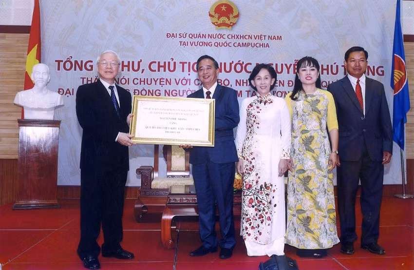 Tổng Bí thư, Chủ tịch nước Nguyễn Phú Trọng trao quà tặng bà con người gốc Việt Nam tại Campuchia nhân chuyến thăm đất nước Chùa Tháp vào tháng 2 năm 2019. (Ảnh: Hội Khmer-Việt Nam cung cấp) Tổng Bí thư, Chủ tịch nước Nguyễn Phú Trọng trao quà tặng bà con người gốc Việt Nam tại Campuchia nhân chuyến thăm đất nước Chùa Tháp vào tháng 2 năm 2019. (Ảnh: Hội Khmer-Việt Nam cung cấp)