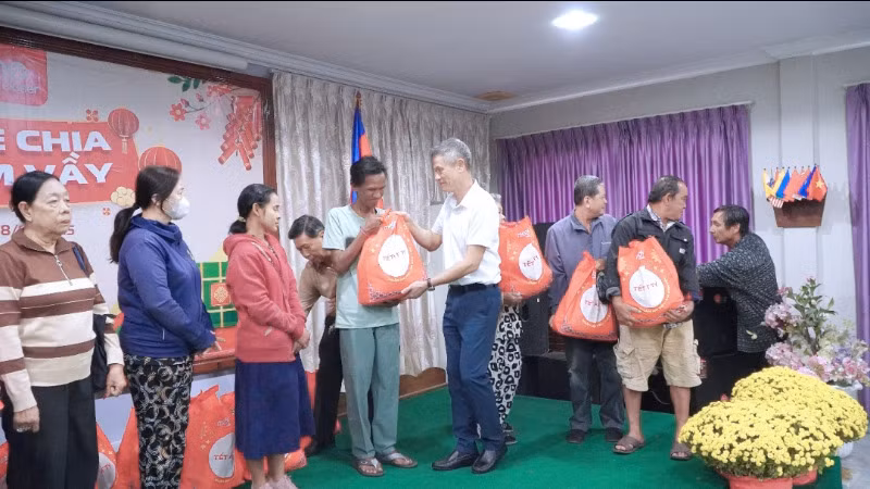 Bà con xúc động đón nhận quà Tết trước thềm năm mới Ất Tỵ 2025. (Ảnh NGUYỄN HIỆP)