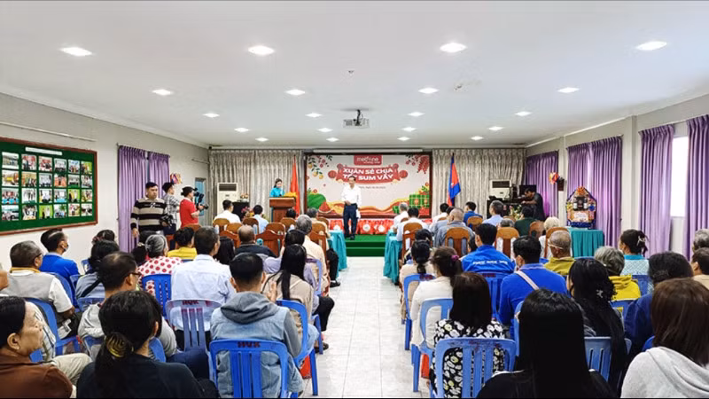 Buổi trao quà Tết diễn ra tại trụ sở Hội Khmer-Việt Nam tại Campuchia ở Phnom Penh. (Ảnh: NGUYỄN HIỆP)