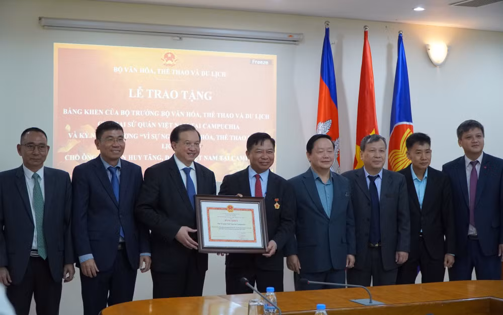 Thứ trưởng Văn hóa, Thể thao và Du lịch Tạ Quang Đông (thứ ba bên trái) trao bằng khen tặng Đại sứ quán Việt Nam tại Campuchia. (Ảnh: Nguyễn Hiệp)