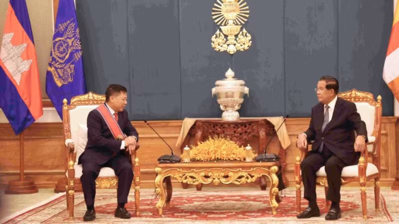 Chủ tịch Thượng viện, Chủ tịch Đảng Nhân dân Campuchia Samdech Techo Hun Sen tiếp Đại sứ Việt Nam Nguyễn Huy Tăng đến chào từ biệt (Ảnh: Huy Vũ)