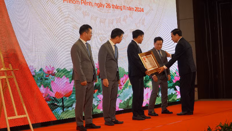 Đại tướng Phan Văn Giang trao Huân chương Lao động hạng Nhì của Nhà nước tặng tập thể cán bộ, nhân viên Metfone. (Ảnh: Nguyễn Hiệp) Đại tướng Phan Văn Giang trao Huân chương Lao động hạng Nhì của Nhà nước tặng tập thể cán bộ, nhân viên Metfone. (Ảnh: Nguyễn Hiệp)