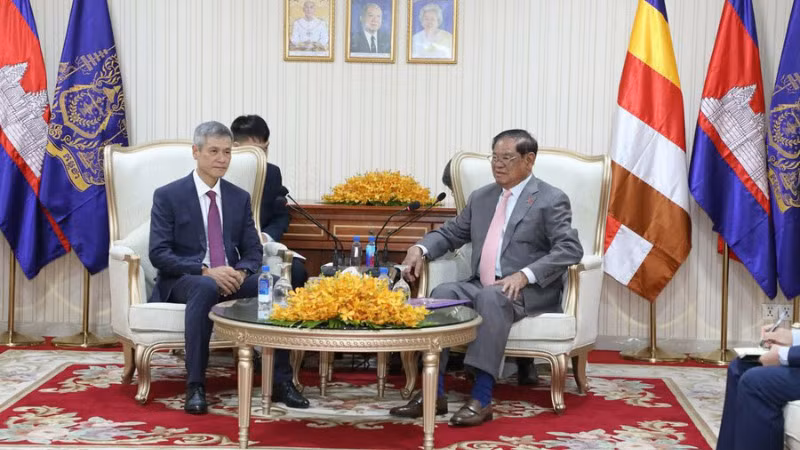 Đại sứ Nguyễn Minh Vũ (trái) chào xã giao Samdech Sar Kheng, Phó Chủ tịch CPP. (Ảnh: AKP)
