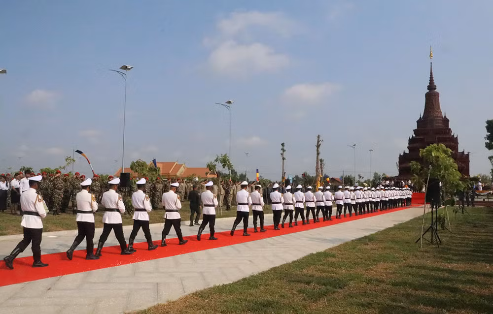 Kính cẩn đưa tro cốt các liệt sĩ vào lưu giữ trong Đại bảo tháp (Ảnh: NGUYỄN HIỆP) Kính cẩn đưa tro cốt các liệt sĩ vào lưu giữ trong Đại bảo tháp (Ảnh: NGUYỄN HIỆP)
