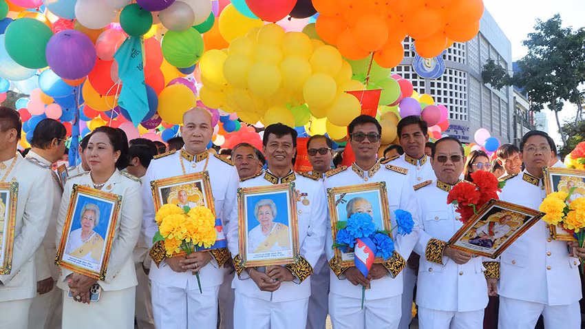 Người tham dự lễ kỷ niệm mang ảnh chân dung cố Quốc vương Norodom Sihanouk, Hoàng Thái hậu Norodom Monineath và Quốc vương Norodom Sihamoni (Ảnh: HUY VŨ) Người tham dự lễ kỷ niệm mang ảnh chân dung cố Quốc vương Norodom Sihanouk, Hoàng Thái hậu Norodom Monineath và Quốc vương Norodom Sihamoni (Ảnh: HUY VŨ)