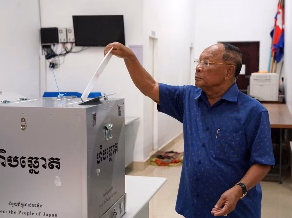 Chủ tịch Quốc hội Samdech Heng Samrin bỏ phiếu. Chủ tịch Quốc hội Samdech Heng Samrin bỏ phiếu.