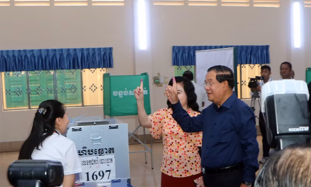 Chủ tịch Đảng Nhân dân Campuchia, Thủ tướng Samdech Hun Sen và phu nhân bỏ phiếu tại thành phố Ta Khmau, tỉnh Kandal. Chủ tịch Đảng Nhân dân Campuchia, Thủ tướng Samdech Hun Sen và phu nhân bỏ phiếu tại thành phố Ta Khmau, tỉnh Kandal.