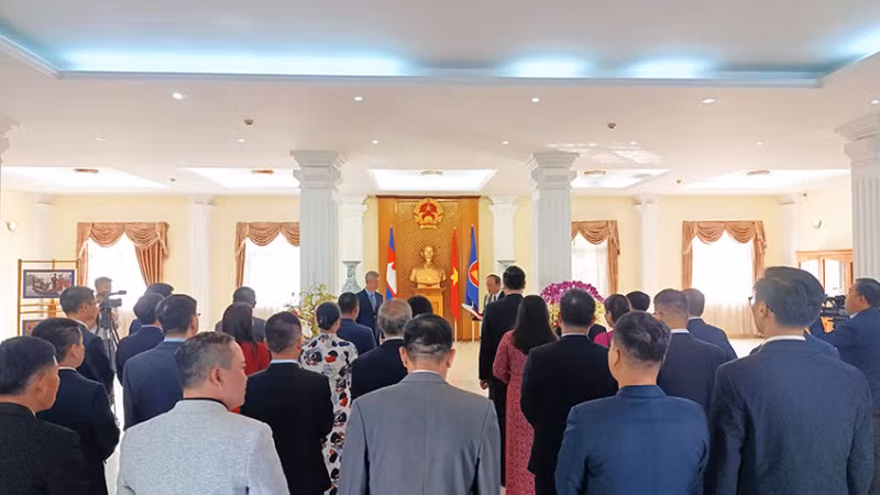 Lễ kỷ niệm 95 năm Ngày thành lập Đảng Cộng sản Việt Nam tại Đại sứ quán Việt Nam ở thủ đô Phnom Penh, Vương quốc Campuchia. (Ảnh: NGUYỄN HIỆP)