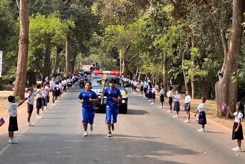 Các vận động viên tiêu biểu của Campuchia rước đuốc vòng quanh khu vực đến Angkor Wat. (Ảnh: Fresh News)
