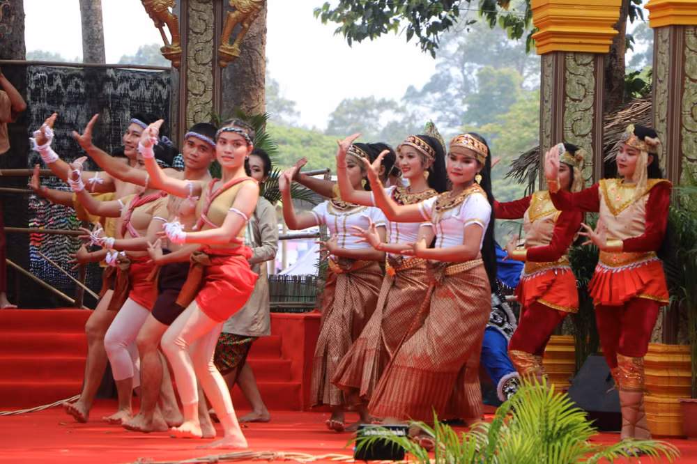 Múa cổ truyền của dân tộc Khmer (Ảnh: NGUYỄN HIỆP)