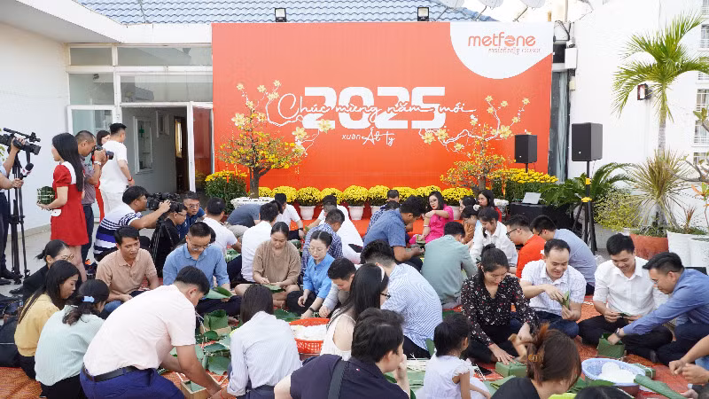 Hằng năm, vào mỗi dịp Tết cổ truyền của dân tộc, Metfone thường tổ chức cho cán bộ nhân viên trong đơn vị gói bánh chưng, liên hoan mừng Năm mới. (Ảnh: HUY VŨ)