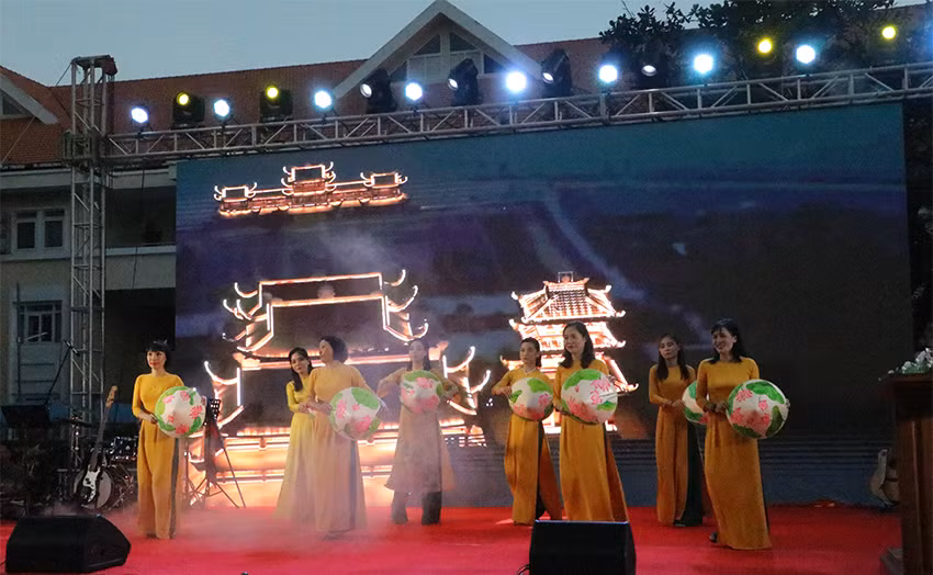 Tiết mục múa "Việt Nam quê hương tôi" tại liên hoan chào năm mới.